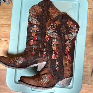 Heavily embroidered Corral leather and wood cowboy boots, size 8 customized